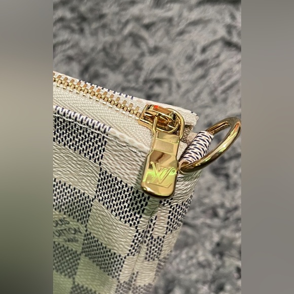 Louis Vuitton - Picture 5 of 10